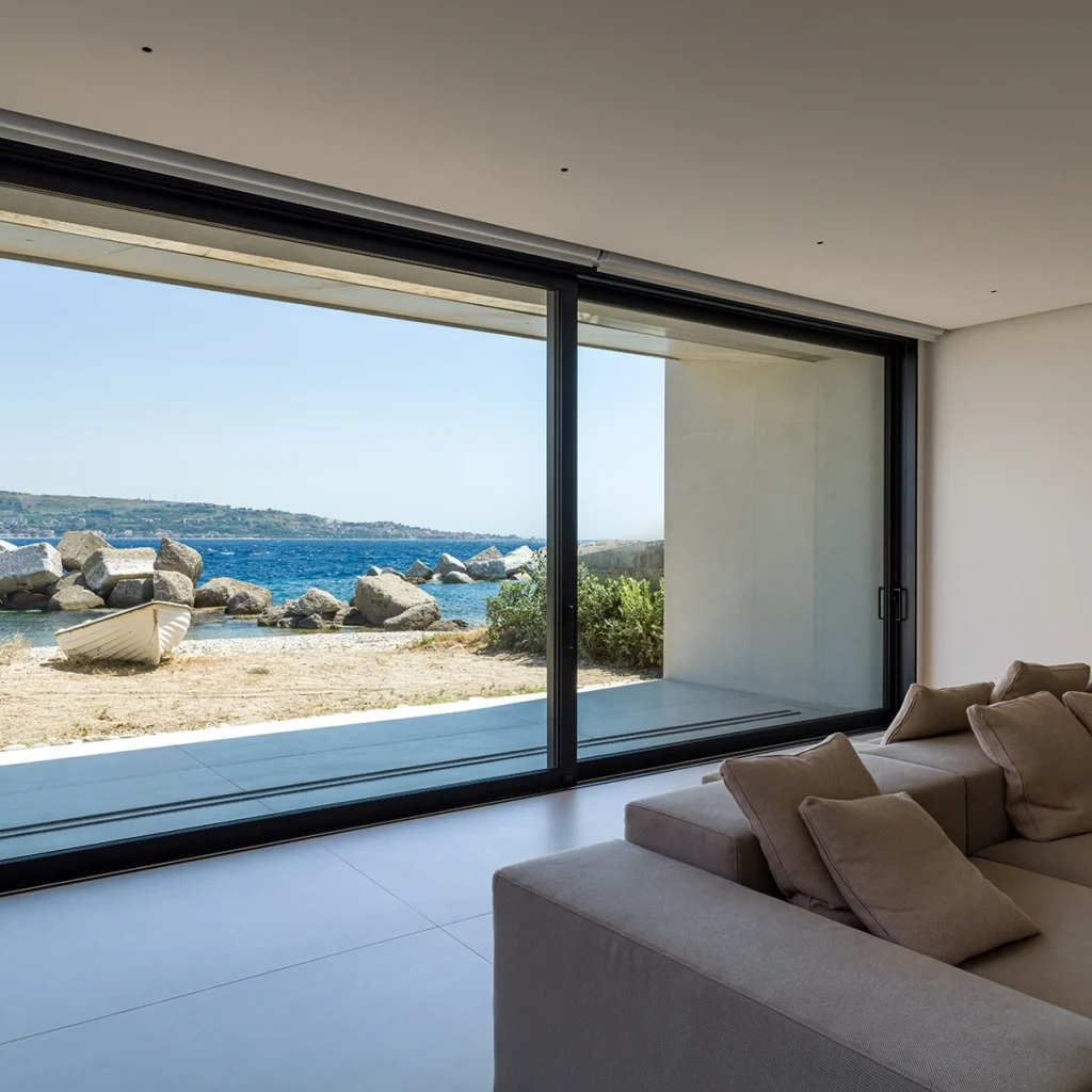 Interni design vista mare Torre Faro