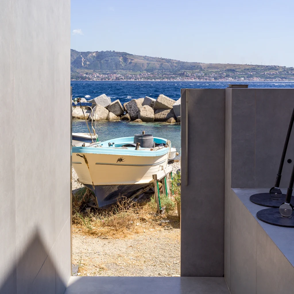 Esterni design vista mare Torre Faro