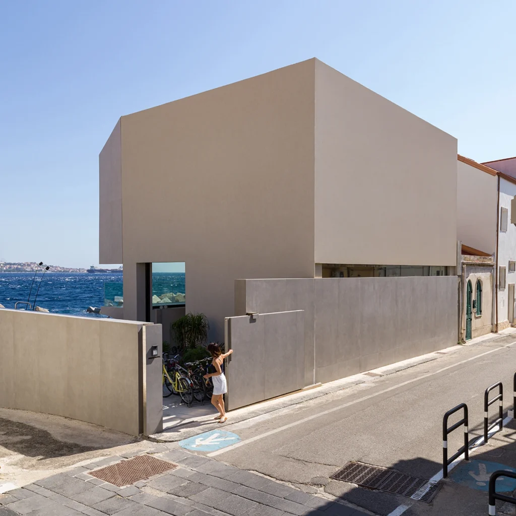 Esterni design vista mare Torre Faro