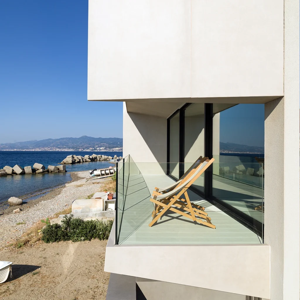 Esterni design vista mare Torre Faro